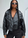 Cropped jacket Faux leather material Oversized collar Open front Press button fastening at cuff