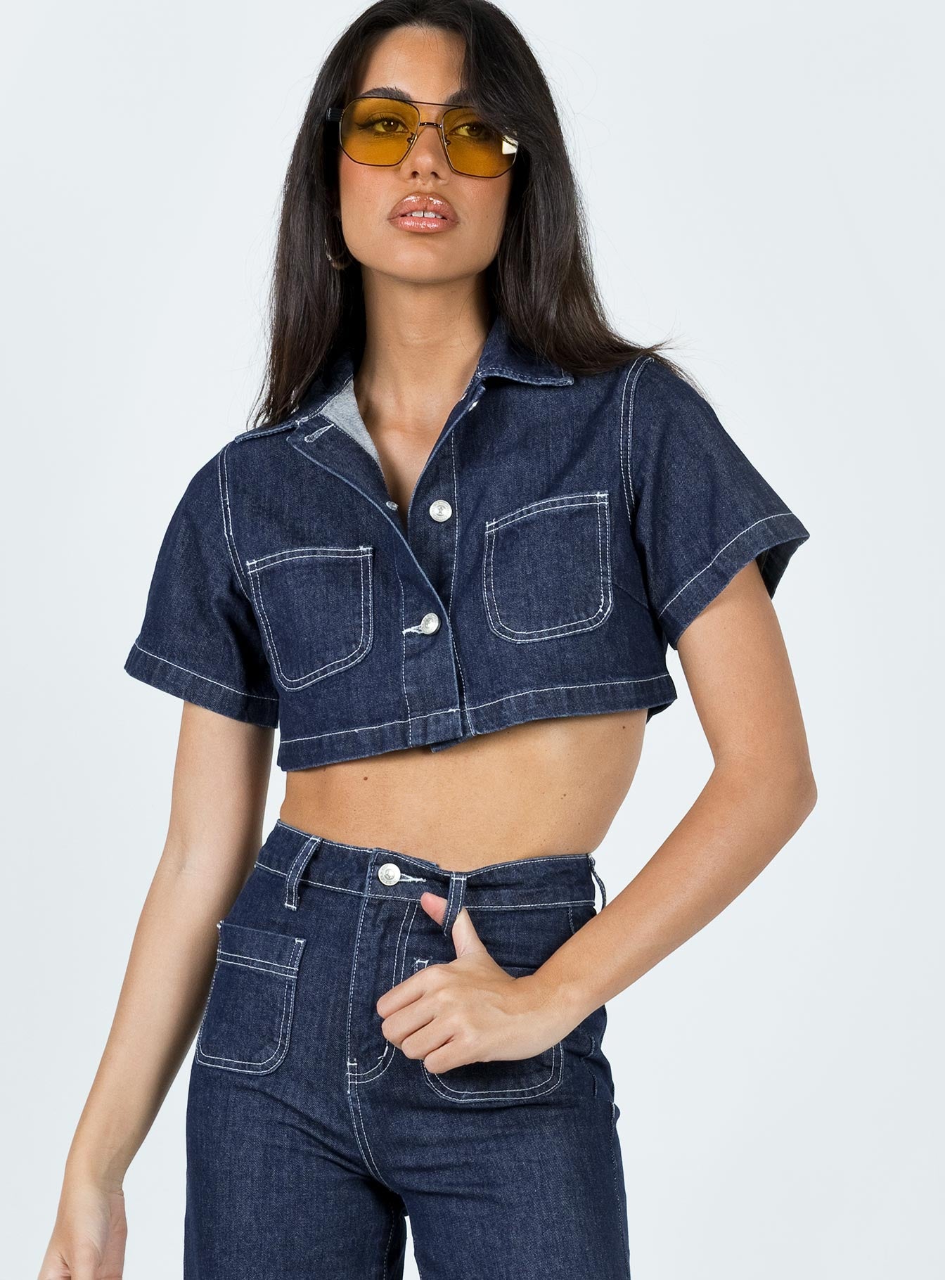 Cropped jacket Dark wash denim Short sleeves Classic collar Buttons fastening at front Twin chest pockets