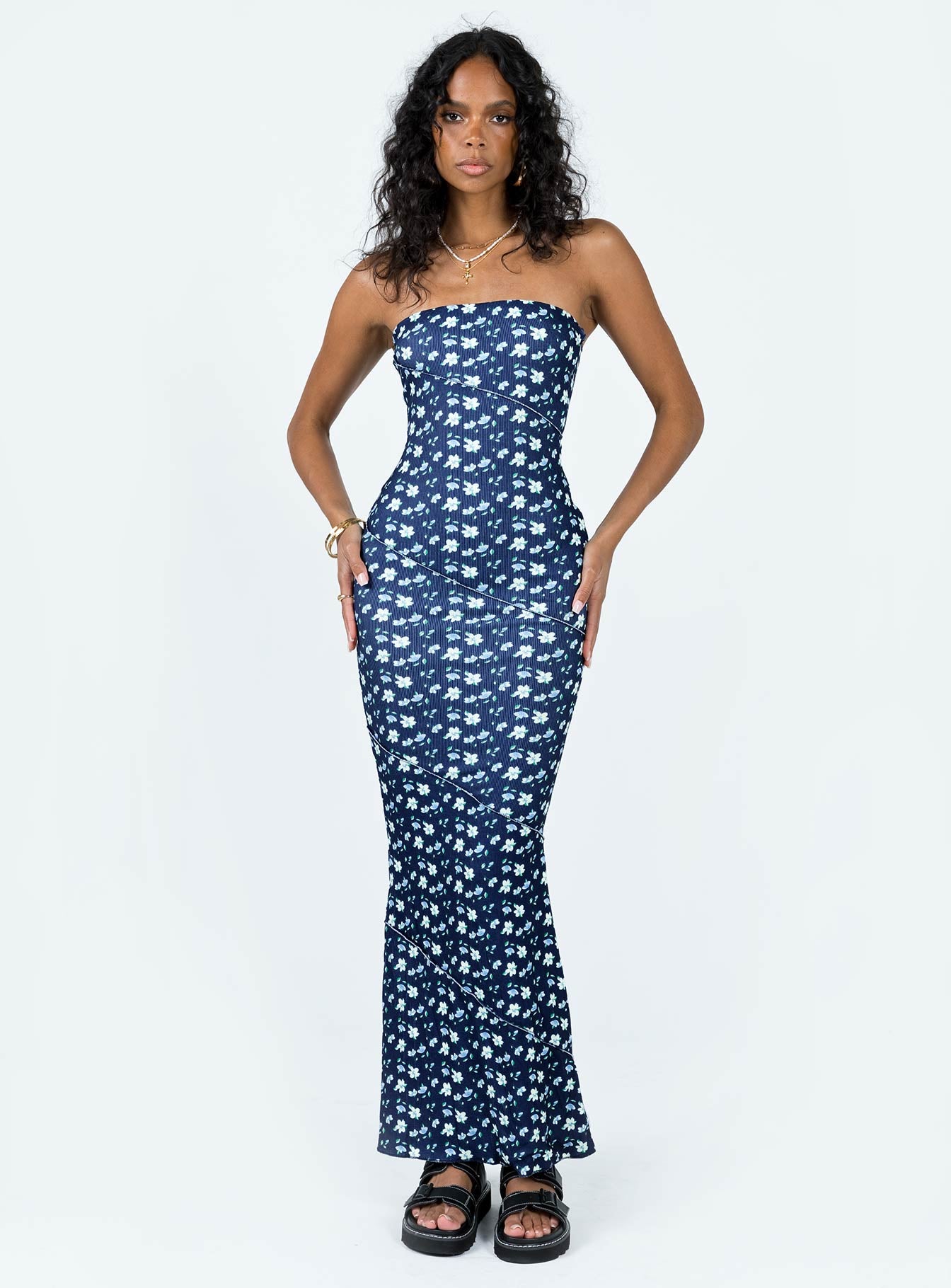 Front view of model wearing  front Princess Polly Sweetheart Neckline  Oscar Midi Dress Navy Floral