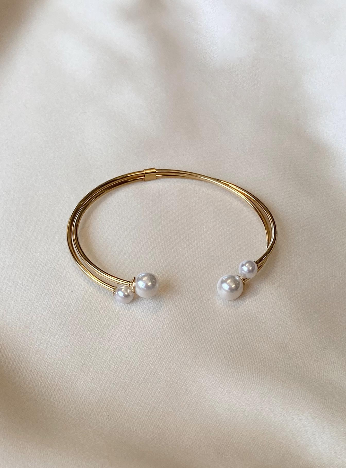 Cuff Pearl detail Gold-toned