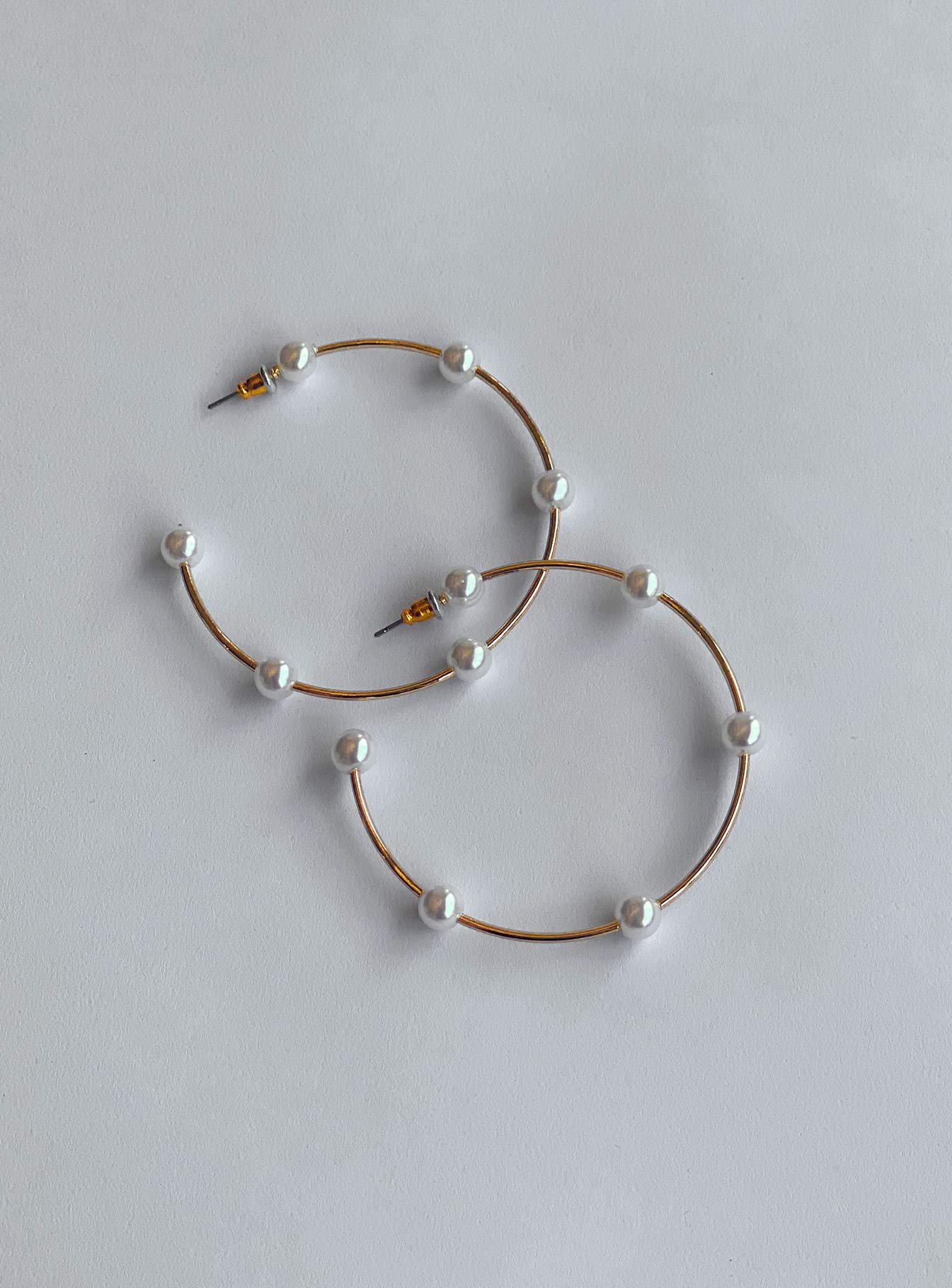 Earrings Hoop style Stud fastening Pearl detail Gold-toned
