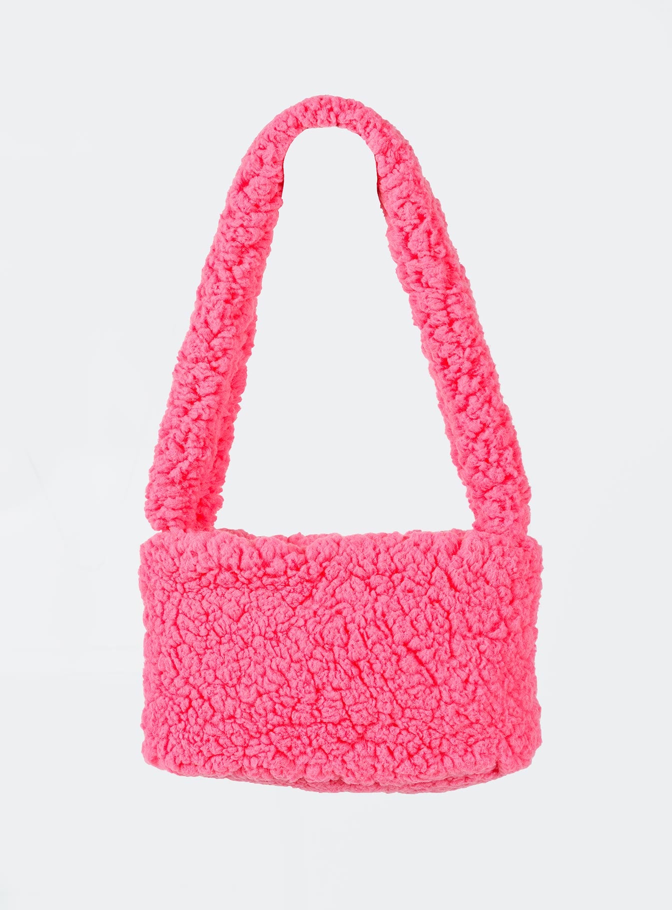 Shoulder bag Faux fur material Fixed strap Magnetic button fastening Internal pockets Flat base