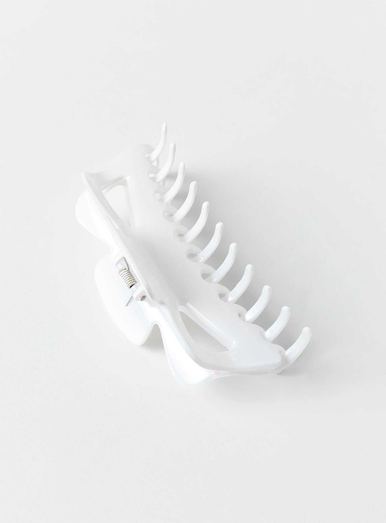 Hair clip Hair clip  100% Plastic Oversized design Smooth finish  Claw clip style Lightweight 