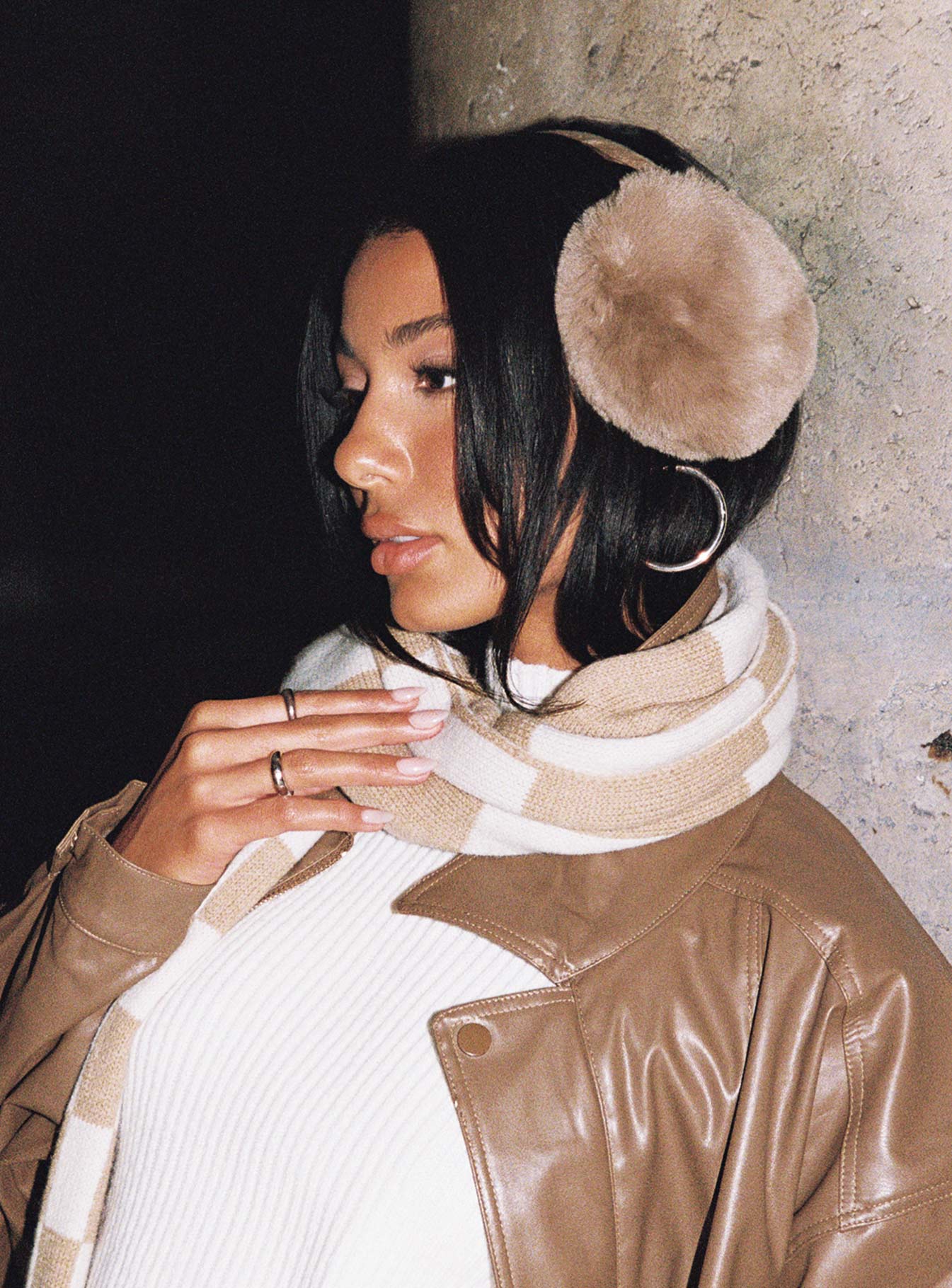 Ear muffs Faux fur material  Oversized earpieces  Wired headpiece 