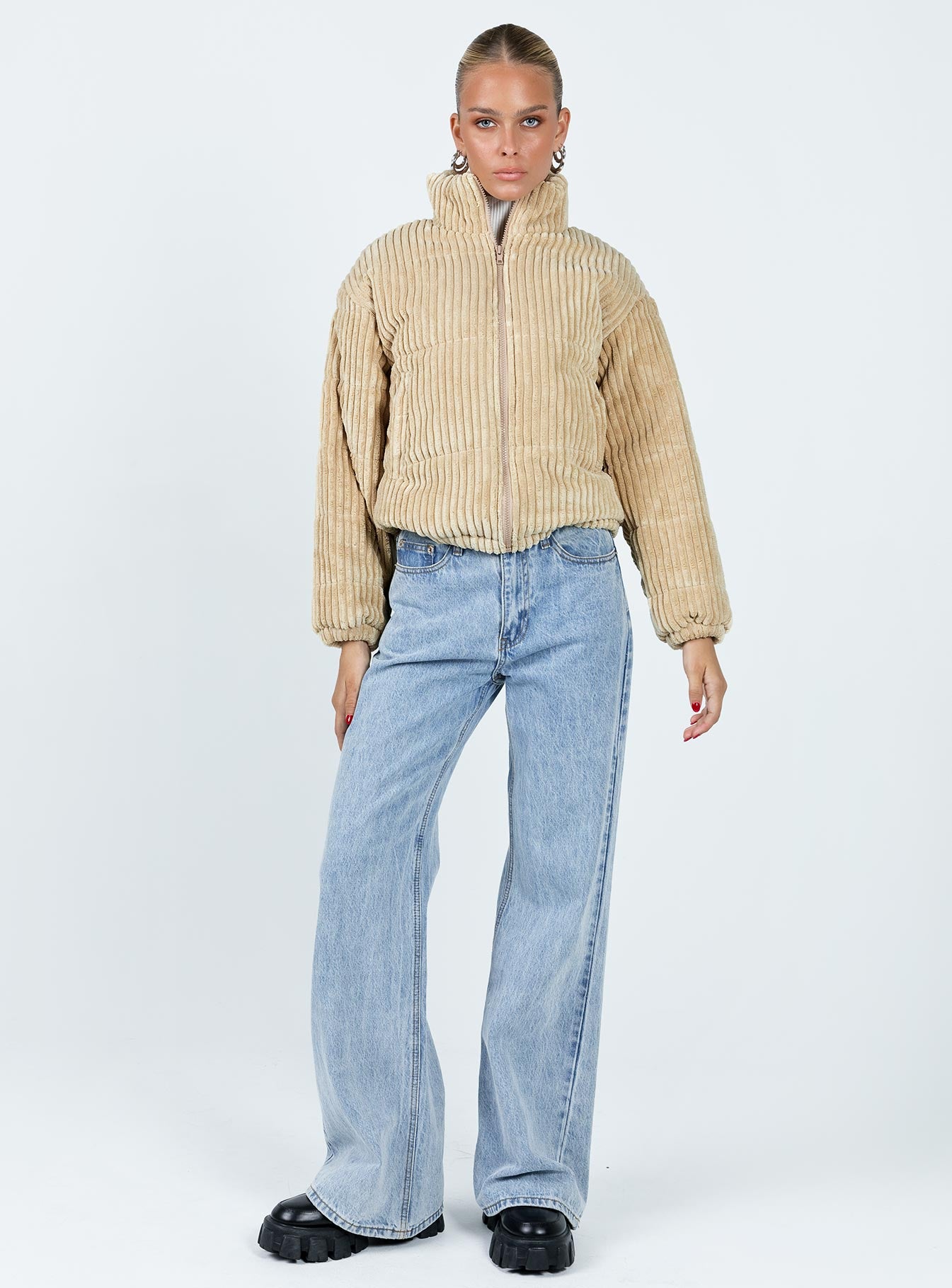 Puffer jacket Cord material Zip fastening at front Twin hip pockets Elasticated band at waist & cuffs Non-stretch Fully lined 