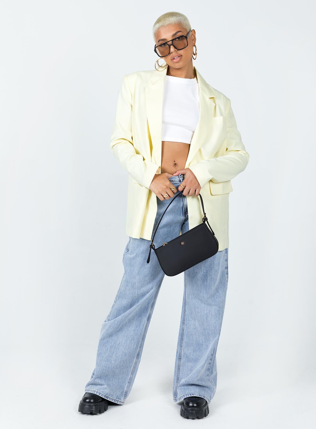 Blazer Oversized fit 80% polyester 20% rayon Single button fastening Lapel collar  Twin front pockets Single chest pocket Padded shoulders