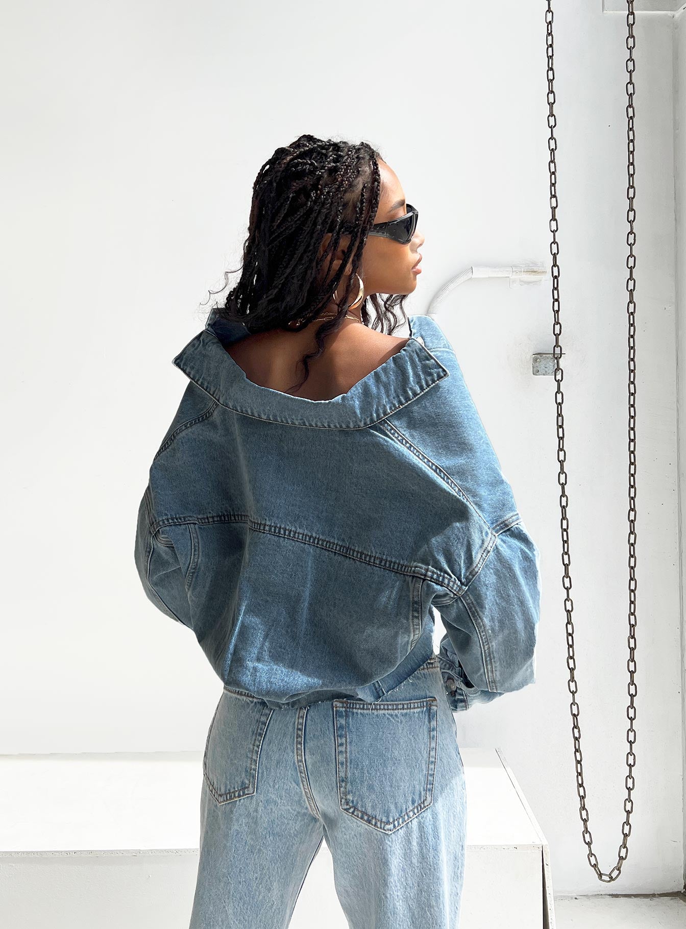 Cropped denim jacket Light wash denim Classic collar Button fastening at front Twin chest pockets Silver-toned hardware Single button cuffs Raw edge hem