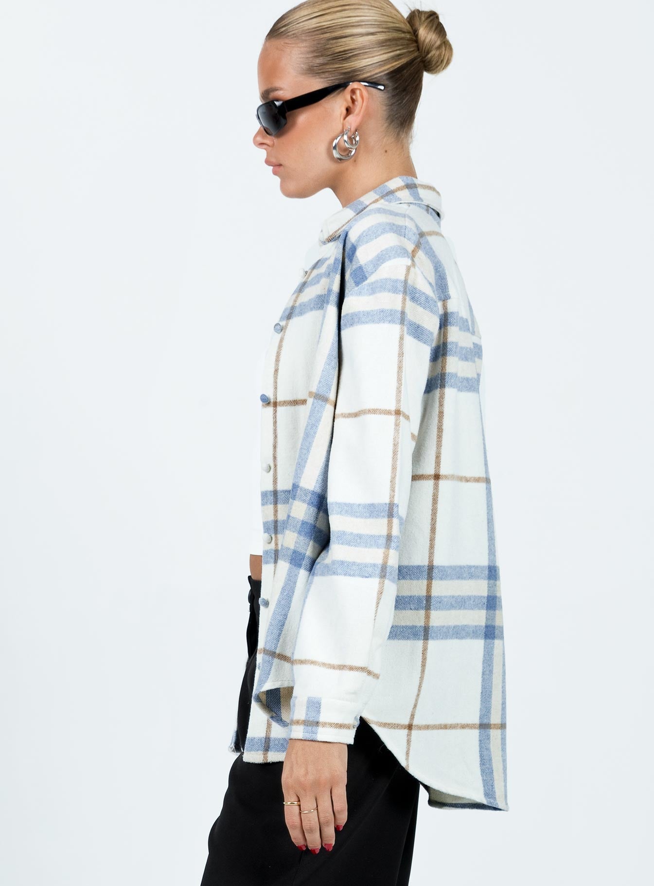 Shirt Classic collar Button front fastening Single button on cuffs Non-stretch