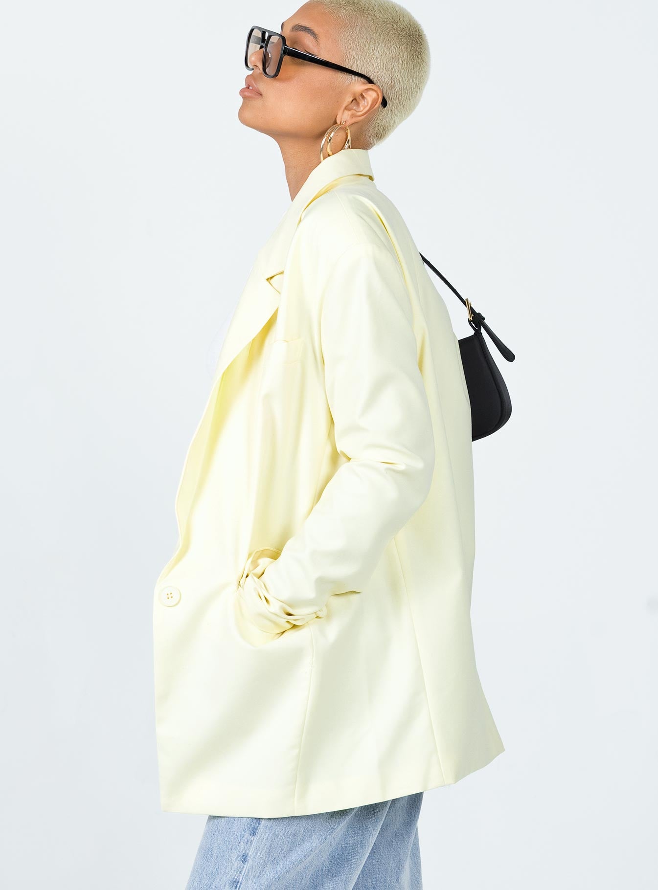 Blazer Oversized fit 80% polyester 20% rayon Single button fastening Lapel collar  Twin front pockets Single chest pocket Padded shoulders