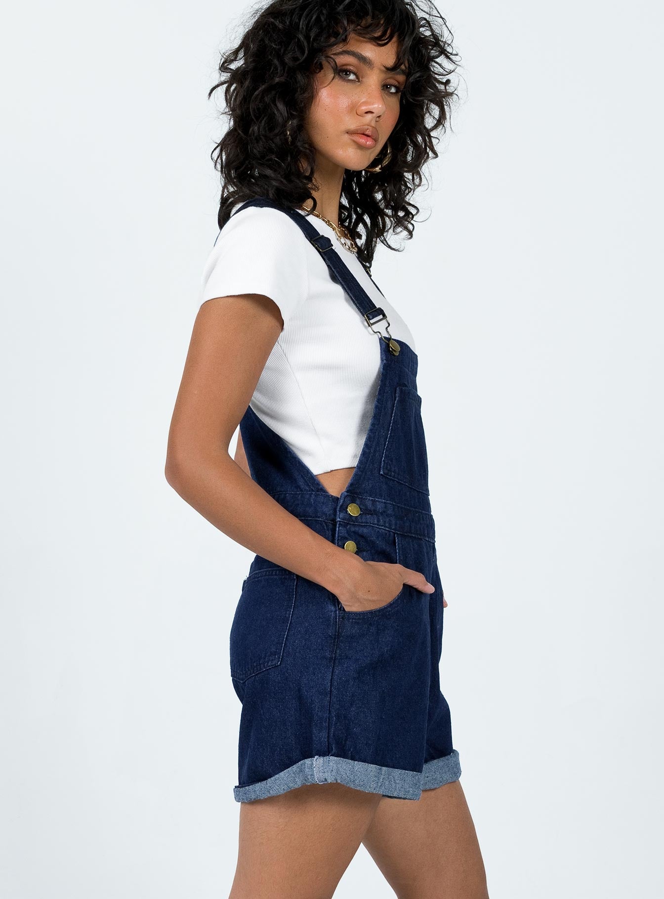 Overalls Dark wash denim Adjustable shoulder strap  Large chest pocket  Four classic pockets  Button fastening at hips  Fixed rolled hem  Non-stretch
