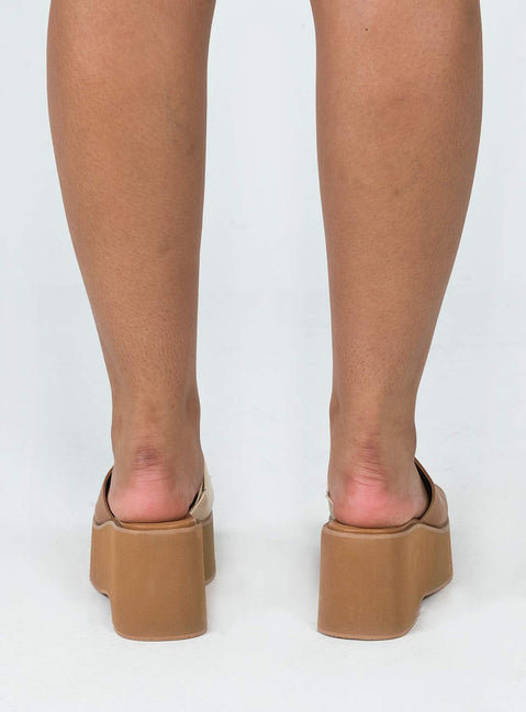 Sandals Upper 100% PU Lining 100% PU Outsole 100% rubber Single faux leather upper Yin & yang print Elasticated slit on upper  Padded foot bed  Square toe Slip on style