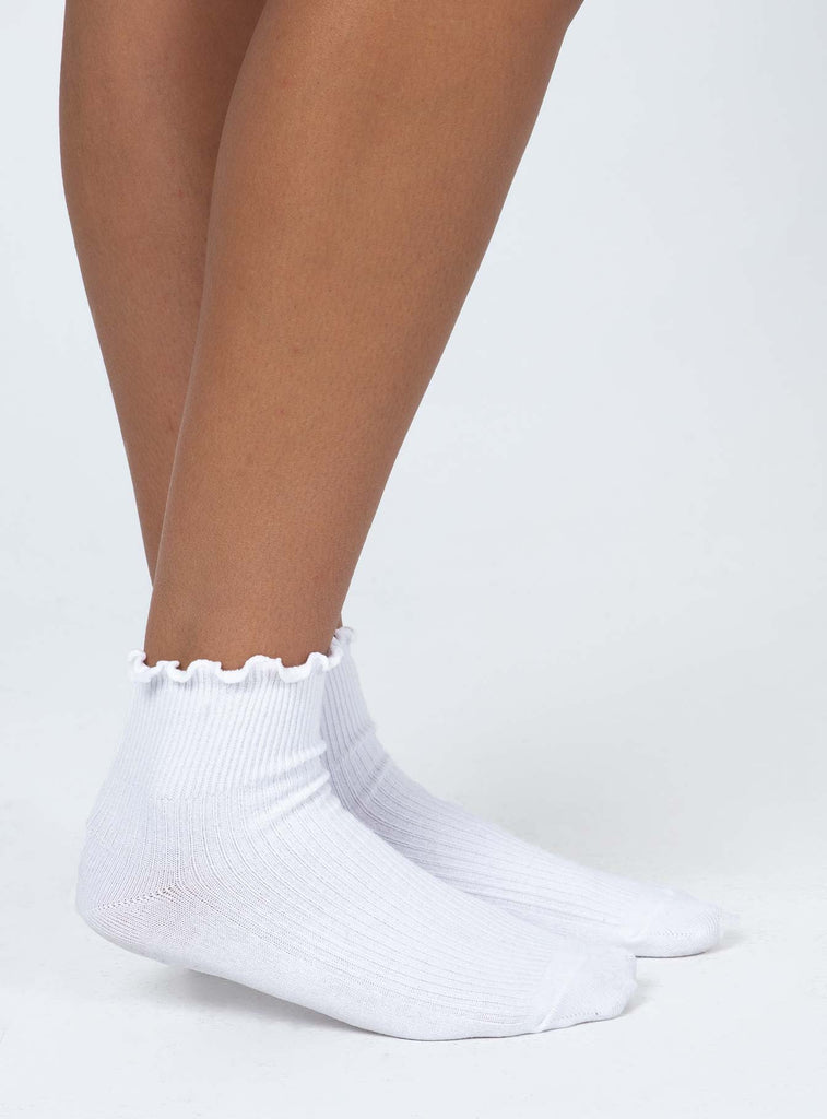 Ribbed
Ruffle
Socks
White