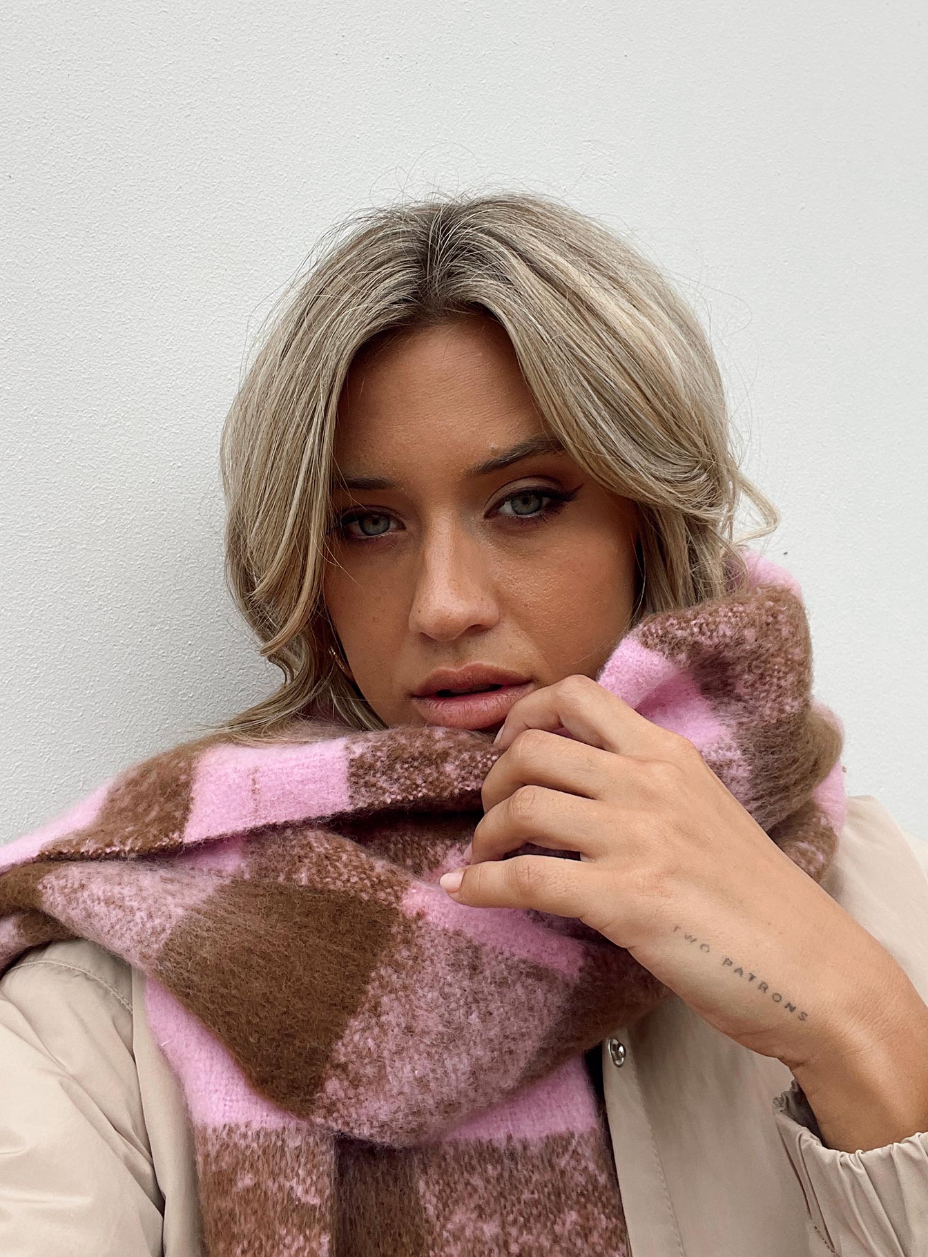 Scarf 100% polyester Soft furry material  Check print  Fringed edges  Non-stretch 