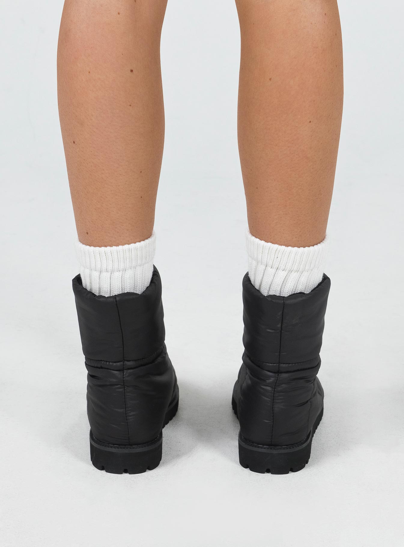 Ankle boots Windbreaker material Faux fur lining Drawstring fastening  Slip-on design Rounded toe Treaded sole Padded footbed