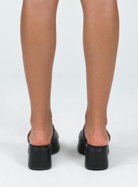 Sandals Single faux leather upper Padded footbed Rounded toe Slip-on style