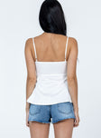 Shorts Dark wash denim  Zip & button fastening  Belt looped waist  Classic five-pocket design Frayed hem  Branded patch on back 