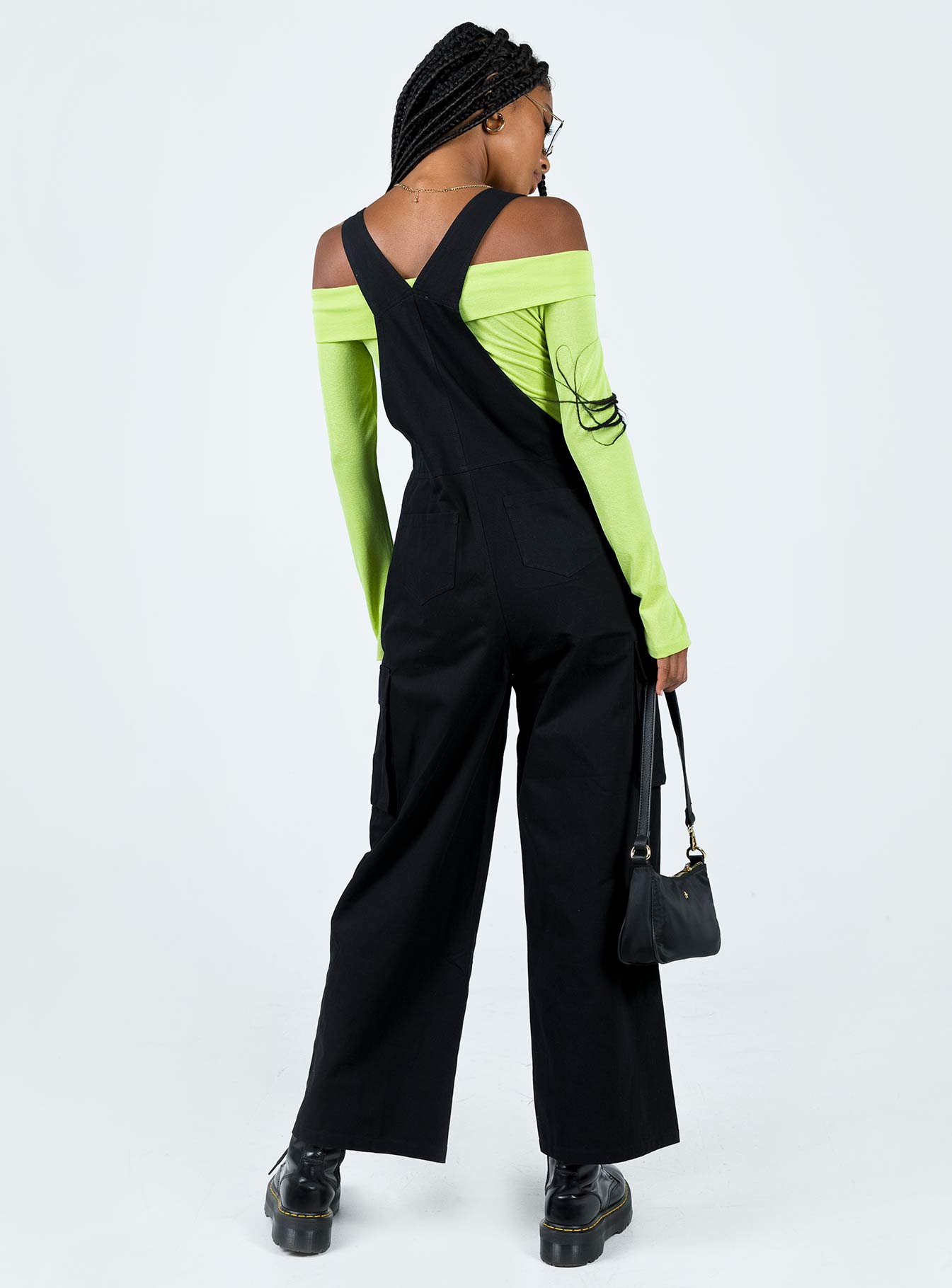 Overalls Adjustable shoulder straps  Large chest pocket  Invisible zip fastening at hip Four classic pockets  Cargo style leg pockets Straight leg 