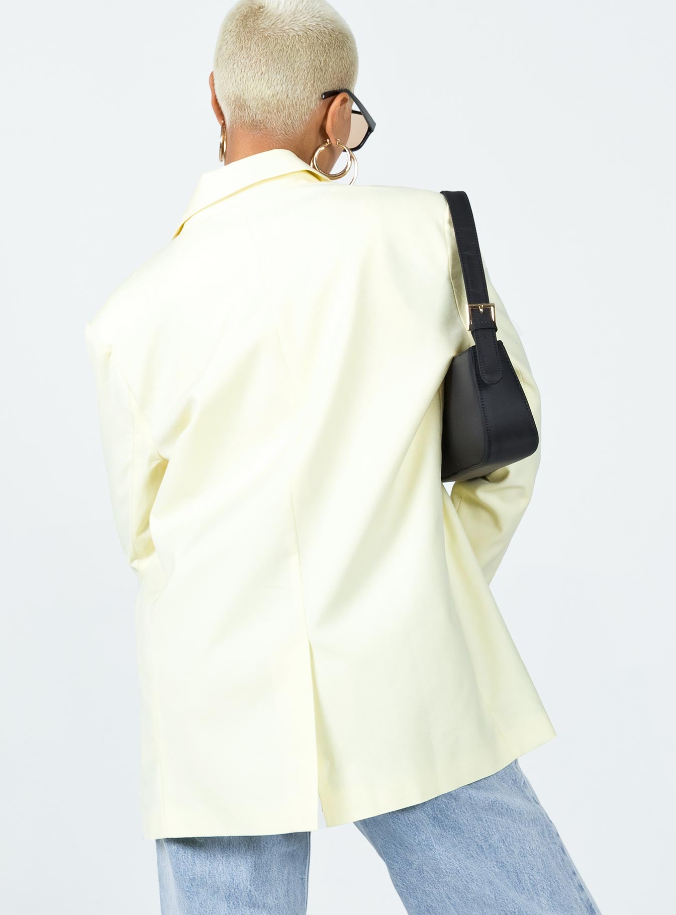 Blazer Oversized fit 80% polyester 20% rayon Single button fastening Lapel collar  Twin front pockets Single chest pocket Padded shoulders