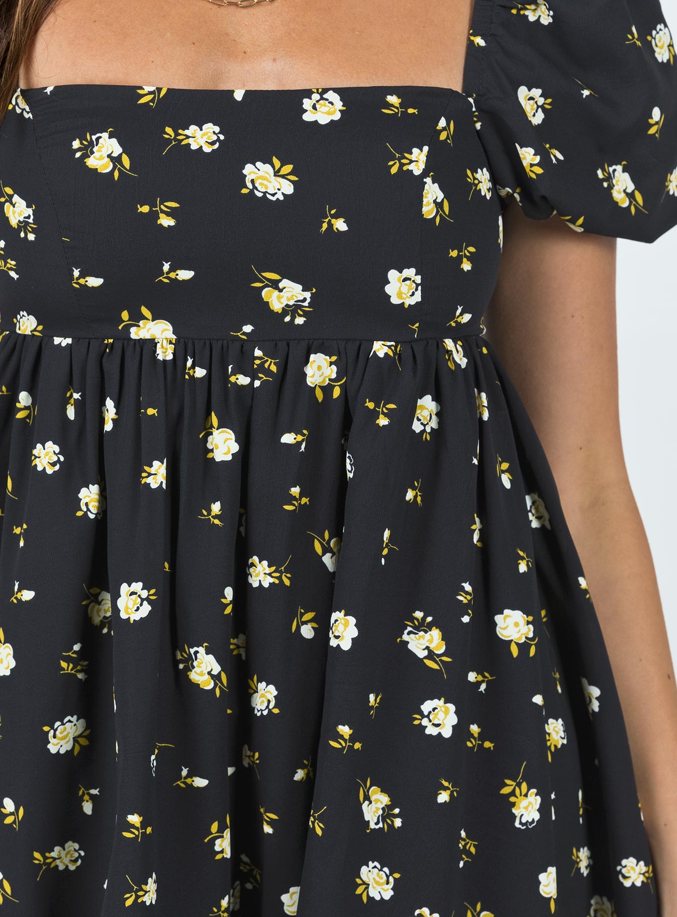 Romper Square neckline  Elasticated puff sleeves Shirred back panel Invisible zip fastening at back  Relaxed leg 