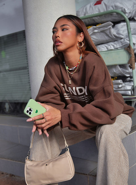 Oversized sweatshirt Print on front Crew neckline Relaxed sleeves Drop shoulder Soft fleece lining