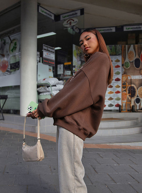 Oversized sweatshirt Print on front Crew neckline Relaxed sleeves Drop shoulder Soft fleece lining